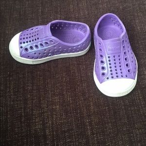 Purple native toddler shoes size 4